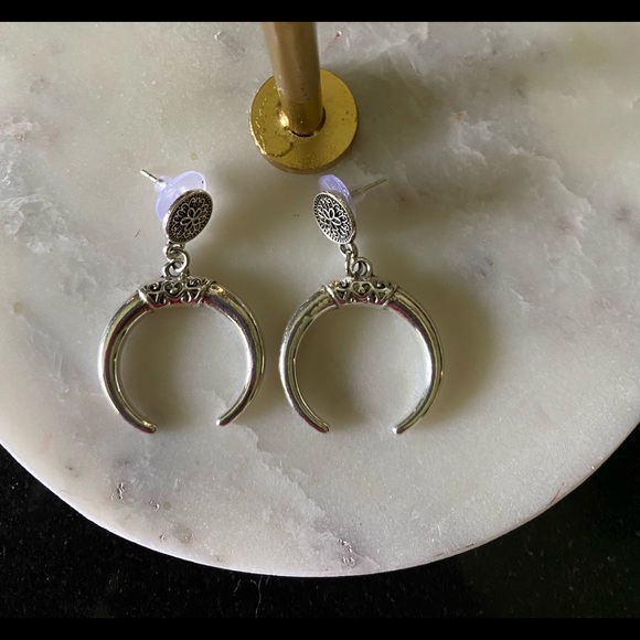 Western Cow Horn Silver Metal Rustic Earrings - Picture 3 of 5